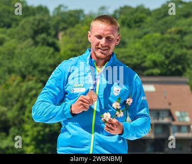 Dartmouth, Canada. 7 août 2022. Médaillés d'or et champion du monde Cătălin Chirilă de Roumanie reçoit sa médaille dans l'épreuve C1 Men 1000m qu'il a remporté par plus d'une seconde complète. Les Championnats du monde de canoë-kayak et de paracanoe 2022 de l’ICF ont lieu sur le lac Banook à Dartmouth (Halifax). Banque D'Images