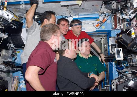 ISS028-E-014701 (8 juillet 2011) --- les membres de l'équipage de l'expédition 28 regardent le lancement de la navette spatiale STS-135 Atlantis depuis un ordinateur dans le laboratoire Destiny de la Station spatiale internationale. Dans le sens inverse des aiguilles d'une montre (en haut à droite), le cosmonaute russe Andrey Borisenko, commandant ; le cosmonaute russe Sergei Volkov, l'astronaute de l'Agence japonaise d'exploration aérospatiale Satoshi Furukawa, les astronautes de la NASA Mike Fossum et Ron Garan, et le cosmonaute russe Alexander Samokutyaev, tous ingénieurs de vol. Banque D'Images