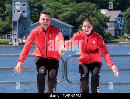 Dartmouth, Canada. 7 août 2022. Les médaillés d’or et championne du monde Connor Fitzpatrick et Katie Vincent du Canada reçoivent leur médaille dans l’épreuve C2 Mix 500m qu’ils ont remportée devant une foule locale bruyante. Ce sera le premier des trois titres mondiaux pour Katie Vincent ce jour-là. Les Championnats du monde de canoë-kayak et de paracanoe 2022 de l’ICF ont lieu sur le lac Banook à Dartmouth (Halifax). Banque D'Images