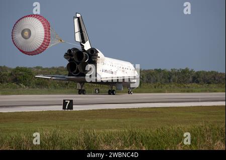 La navette spatiale Discovery a terminé la mission STS-131, atterrissant au Kennedy Space Center après 15 jours. L'équipage de sept personnes a livré le module logistique Leonardo, transféré des fournitures et des râteliers scientifiques, et effectué l'entretien de la Station spatiale internationale, y compris le remplacement du gyroscope et l'installation du réservoir d'ammoniac. Banque D'Images