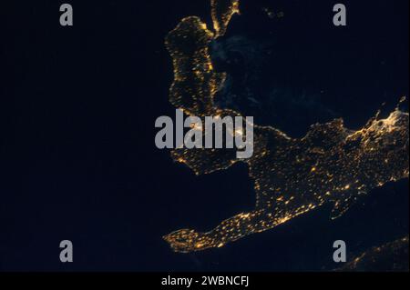 ISS028-E-033102 (18 août 2011) --- la "botte" de l'Italie est représentée dans cette image nocturne photographiée par l'un des membres de l'équipage de l'expédition 28 à bord de la Station spatiale internationale. Une pointe de la Sicile est au centre supérieur du cadre, photographié à environ 220 miles au-dessus de la Terre. Un objectif de 35 mm a été utilisé pour enregistrer l'image. Banque D'Images