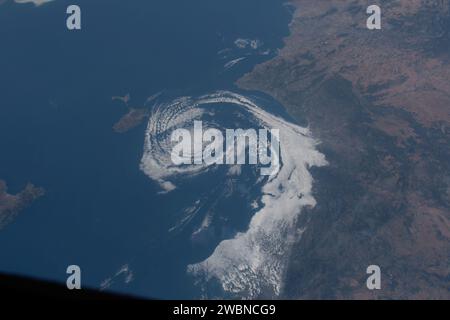 Le 21 juin 2020, une formation de nuages en spirale a été observée au-dessus de la mer Baléare entre Valence, Espagne, et Ibiza depuis l'ISS en orbite au-dessus du sud de l'Europe. Banque D'Images