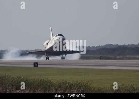 La navette spatiale Discovery a complété la mission STS-131 en atterrissant sur la piste 33 au Kennedy Space Center de la NASA. L'équipage a livré le module logistique Leonardo à la Station spatiale internationale, remplacé un gyroscope en treillis, installé un réservoir de stockage d'ammoniac et récupéré une expérience japonaise. Banque D'Images