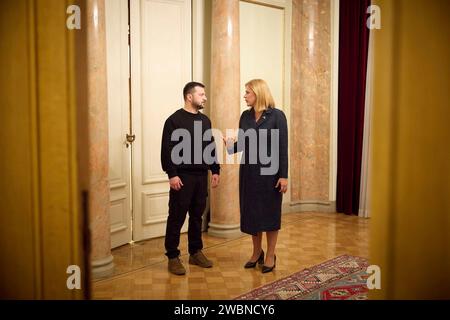 Riga, Lettonie. 11 janvier 2024. Le président ukrainien Volodymyr Zelenskyy, à gauche, s’entretient avec le Premier ministre letton Evika Silina, à droite, avant une réunion bilatérale au Palais de Justice, le 11 janvier 2024 à Riga, Lettonie. Crédit : Présidence ukrainienne/Bureau de presse présidentiel ukrainien/Alamy Live News Banque D'Images