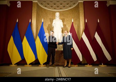 Riga, Lettonie. 11 janvier 2024. Le président ukrainien Volodymyr Zelenskyy, à gauche, serre la main du Premier ministre letton Evika Silina, à droite, avant une réunion bilatérale au Palais de Justice, le 11 janvier 2024 à Riga, Lettonie. Crédit : Présidence ukrainienne/Bureau de presse présidentiel ukrainien/Alamy Live News Banque D'Images