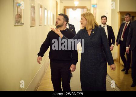 Riga, Lettonie. 11 janvier 2024. Le Premier ministre letton, Evika Silina, à droite, escorte le président ukrainien Volodymyr Zelenskyy, à une réunion bilatérale au Palais de Justice, le 11 janvier 2024 à Riga, en Lettonie. Crédit : Présidence ukrainienne/Bureau de presse présidentiel ukrainien/Alamy Live News Banque D'Images