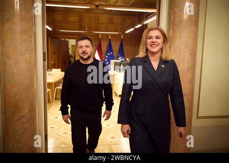 Riga, Lettonie. 11 janvier 2024. Le Premier ministre letton, Evika Silina, à droite, escorte le président ukrainien Volodymyr Zelenskyy, à une réunion bilatérale au Palais de Justice, le 11 janvier 2024 à Riga, en Lettonie. Crédit : Présidence ukrainienne/Bureau de presse présidentiel ukrainien/Alamy Live News Banque D'Images