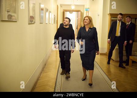 Riga, Lettonie. 11 janvier 2024. Le Premier ministre letton, Evika Silina, à droite, escorte le président ukrainien Volodymyr Zelenskyy, à une réunion bilatérale au Palais de Justice, le 11 janvier 2024 à Riga, en Lettonie. Crédit : Présidence ukrainienne/Bureau de presse présidentiel ukrainien/Alamy Live News Banque D'Images