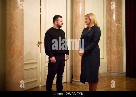 Riga, Lettonie. 11 janvier 2024. Le président ukrainien Volodymyr Zelenskyy, à gauche, s’entretient avec le Premier ministre letton Evika Silina, à droite, avant une réunion bilatérale au Palais de Justice, le 11 janvier 2024 à Riga, Lettonie. Crédit : Présidence ukrainienne/Bureau de presse présidentiel ukrainien/Alamy Live News Banque D'Images