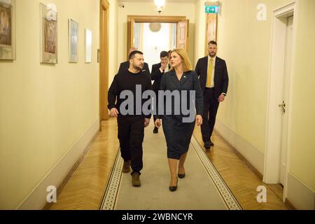 Riga, Lettonie. 11 janvier 2024. Le Premier ministre letton, Evika Silina, à droite, escorte le président ukrainien Volodymyr Zelenskyy, à une réunion bilatérale au Palais de Justice, le 11 janvier 2024 à Riga, en Lettonie. Crédit : Présidence ukrainienne/Bureau de presse présidentiel ukrainien/Alamy Live News Banque D'Images