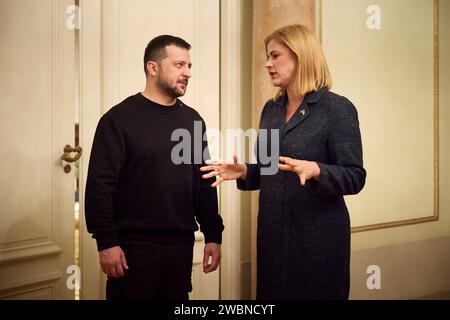 Riga, Lettonie. 11 janvier 2024. Le président ukrainien Volodymyr Zelenskyy, à gauche, s’entretient avec le Premier ministre letton Evika Silina, à droite, avant une réunion bilatérale au Palais de Justice, le 11 janvier 2024 à Riga, Lettonie. Crédit : Présidence ukrainienne/Bureau de presse présidentiel ukrainien/Alamy Live News Banque D'Images