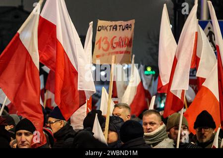 Varsovie, Pologne, 11 janvier 2024. Des foules de personnes, brandissant des drapeaux nationaux polonais et des banderoles qui disent "dictature du 13 décembre", dirigées par des dirigeants de partis politiques droit et Justice (Prawo i Sprawiedliwość - pis) protestent devant le bâtiment du Parlement polonais contre les changements dans les médias publics en Pologne et dans la protection de la démocratie - disent les politiciens pis. Le parti droit et Justice a régné en Pologne pendant 8 ans jusqu'à ce qu'ils perdent les dernières élections en octobre 2023. Le parti devient maintenant une force d'opposition de droite contre une coalition dirigeante plus centriste et libérale, où la principale forc politique Banque D'Images