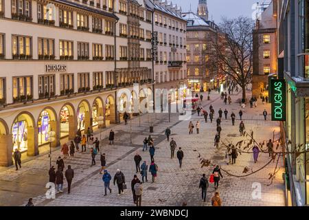 Münchner beim Shopping in der Kaufingerstraße, Blick von oben, eiskalter Wintertag, München, Januar 2024 Deutschland München, Januar 2024, Münchner beim Shopping in der Kaufingerstraße an einem eiskalten Wintertag , Temperaturen BEI -6 Grad Celsius, Blick von oben auf die bekannte Einkaufsstraße, Passanten bummeln am Donnerstagnachmittag durch die Fußgängerzone, Schaufenster leuchten in der Dämmerung, Kaufhaus Hirmer, Rathausturm, Kaufingerstraße shopping résidents de Munich *** vue d'en haut, froid glacial jour d'hiver, Munich, janvier 2024 Allemagne, Munich, janvier 2024, muni Banque D'Images