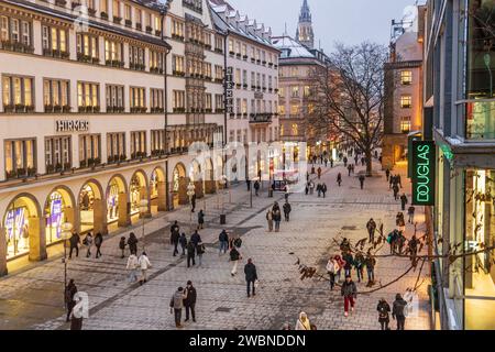 Münchner beim Shopping in der Kaufingerstraße, Blick von oben, eiskalter Wintertag, München, Januar 2024 Deutschland München, Januar 2024, Münchner beim Shopping in der Kaufingerstraße an einem eiskalten Wintertag , Temperaturen BEI -6 Grad Celsius, Blick von oben auf die bekannte Einkaufsstraße, Passanten bummeln am Donnerstagnachmittag durch die Fußgängerzone, Schaufenster leuchten in der Dämmerung, Kaufhaus Hirmer, Rathausturm, Kaufingerstraße shopping résidents de Munich *** vue d'en haut, froid glacial jour d'hiver, Munich, janvier 2024 Allemagne, Munich, janvier 2024, muni Banque D'Images