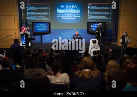 L'astronaute Doug Wheelock parle de ses expériences de vie sur la Station spatiale internationale lors d'un tweetup au siège de la NASA à Washington, le mercredi 16 mars 2011. Wheelock, qui a accumulé un total de 178 jours dans l'espace, a pris le commandement de la Station spatiale internationale et de l'équipage de l'expédition 25. Au cours de l'expédition 25, il y a eu plus de 120 expériences en microgravité dans les domaines de la recherche humaine, de la biologie et de la biotechnologie, des sciences physiques et des matériaux, du développement technologique et des sciences de la Terre et de l'espace. Wheelock a également répondu à un arrêt d'urgence de la moitié de l'aire de la station Banque D'Images