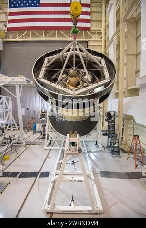 Le 20 février 2016, les ingénieurs et techniciens de la station Plum Brook de la NASA Glenn à Sandusky, Ohio, ont positionné le module de service Orion à un angle de 90 degrés pour un test de déploiement d’ailes de panneaux solaires. Le module de service, construit par Airbus Defence and Space et fourni par l’ESA, fournira la propulsion, l’énergie, l’air et l’eau à Artemis I, vérifiant l’intégrité structurelle avant le premier vol SLS du vaisseau spatial. Banque D'Images