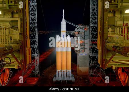 Le portique de lancement est retourné pour révéler le vaisseau spatial Orion de la NASA monté au sommet d'une fusée Delta IV Heavy de la United Launch Alliance au complexe de lancement spatial 37 de la Station aérienne de Cape Canaveral le 3 décembre 2014. Partie du transfert d'images par lots à partir de Flickr. Banque D'Images