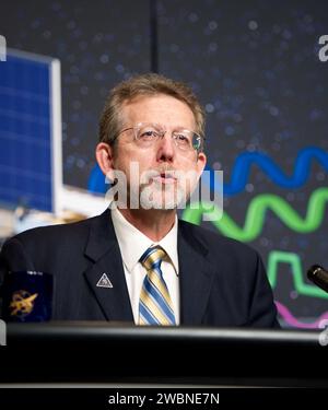 Jim Green, directeur de la Division des sciences planétaires au siège de la NASA, prend la parole lors d’une conférence de presse sur le prochain lancement sur la lune de la mission Gravity Recovery and Interior Laboratory (GRAIL), jeudi 25 août 2011 à Washington. Les principaux objectifs scientifiques de GRAIL sont de déterminer la structure de l'intérieur lunaire, de la croûte au cœur, et de faire progresser la compréhension de l'évolution thermique de la lune. La mission placera deux engins spatiaux sur la même orbite autour de la lune qui recueilleront des informations sur son champ gravitationnel permettant aux scientifiques de créer une haute résolution Banque D'Images