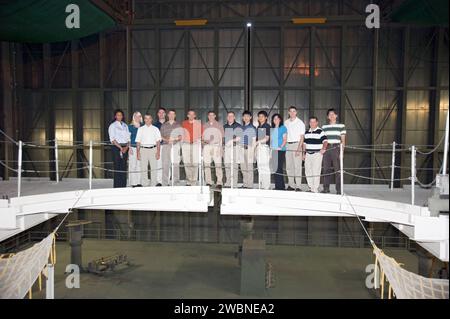 Dans le bâtiment d'assemblage de véhicules du Kennedy Space Center de la NASA en Floride, la classe des candidats astronautes de 2009 (ASCANs) a posé pour une photo de groupe. Les astronautes de la NASA Jeanette Epps, Kathleen Rubins, Mark T. Vande, Kjell Lindgren, Scott D. Tingle, Michael S. Hopkins, Jack D. Fischer, Serena M. Aunon ; les astronautes de l'ASC David Saint-Jacques, Jeremy Hansen ; et les astronautes de la JAXA Kimiya Yui, Takuya Onishi et Norishige Kanai. Banque D'Images