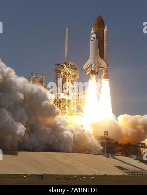 CAP CANAVERAL, Floride. - Au Kennedy Space Center de la NASA en Floride, un panache d'échappement se forme sous la plate-forme du lanceur mobile sur le Launch Pad 39a alors que la navette spatiale Atlantis décolle sur la mission STS-132 à 2 20 h HAE le 14 mai. STS-132 est le 132e vol de navette, le 32e pour Atlantis et la 34e mission de navette dédiée au montage et à la maintenance des stations. Banque D'Images
