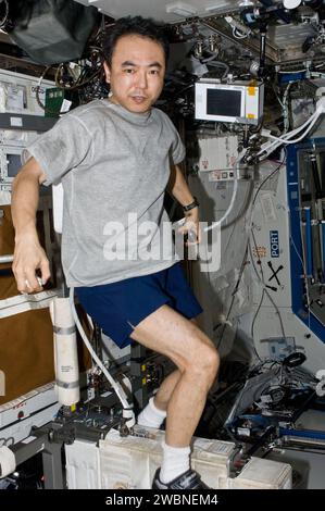 L'astronaute Satoshi Furukawa utilise l'ergomètre à cycle CEVIS dans le laboratoire Destiny de l'ISS pour maintenir sa forme physique pendant l'expédition 28. Banque D'Images