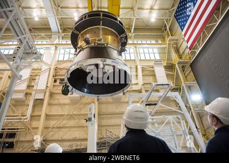 Le module de service d’Orion est en cours de préparation à la station Plum Brook de la NASA à Glenn dans l’Ohio pour Artemis I par des ingénieurs et des techniciens, y compris des tests de déploiement de panneaux solaires, avec l’ESA et Airbus Defence and Space fournissant le module. Banque D'Images
