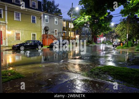 Rues humides la nuit pendant une tempête de pluie intense dans le secteur résidentiel de North End Halifax, Nouvelle-Écosse Banque D'Images