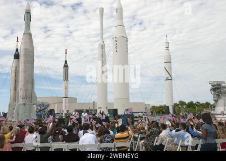 CAP CANAVERAL, Floride. – Au Kennedy Space Center Visitor Complex en Floride, 110 personnes, représentant 36 pays, célèbrent leur citoyenneté américaine lors d’une cérémonie de naturalisation. Les services de la Citoyenneté et de l'Immigration des États-Unis ont prêté serment dans le Rocket Garden du complexe en l'honneur de la fête de l'indépendance. Il s'agissait de la première cérémonie de naturalisation organisée par une installation de la NASA. On estime que 3 800 candidats deviendront citoyens lors de 55 cérémonies spéciales, dont celle de Kennedy, qui ont lieu à travers le pays et dans le monde du 1 au 6 juillet. Banque D'Images