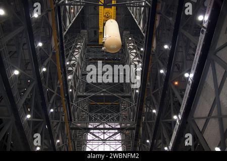 CAP CANAVERAL, Floride. - Dans le bâtiment d'assemblage de véhicules du Kennedy Space Center de la NASA en Floride, un pont roulant soulève le réservoir de carburant externe pour la mission STS-132 de la navette spatiale Atlantis, et-136, de sa cellule d'essai. Le char externe est arrivé à Kennedy depuis l'installation d'assemblage Michoud de la NASA le 1 mars à bord de la barge Pegasus. L’équipage de six membres de la STS-132 livrera un transporteur de fret intégré et un mini-module de recherche de fabrication russe, ou MRM-1, à la Station spatiale internationale. Le lancement est prévu pour mai 14. Banque D'Images