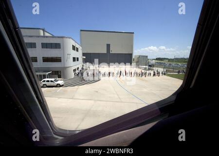 La navette spatiale Atlantis arrive à l'Orbiter Processing Facility-1 du Kennedy Space Center après avoir terminé la mission STS-132 de 12 jours et 4,8 millions de miles à destination de la Station spatiale internationale. La navette a été transportée sur un tracteur à moteur diesel après avoir été sécurisée par des travailleurs qualifiés. Atlantis peut être préparé comme véhicule de sauvetage pour STS-134 si nécessaire. Banque D'Images