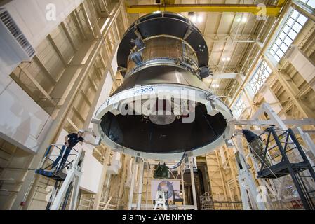 Le 20 février 2016, les ingénieurs et techniciens de la station Plum Brook de la NASA Glenn à Sandusky, Ohio, se sont préparés pour le test d'intégrité structurelle du module de service Orion pour Artemis I. le test a consisté à soulever et incliner l'article du module de service à 90 degrés pour positionner l'une des quatre ailes du panneau solaire d'Orion pour la vérification du déploiement. Le module de service, fourni par l'ESA et construit par Airbus Defence and Space, fournira de l'énergie, de la propulsion, de l'air et de l'eau au vaisseau spatial. Banque D'Images