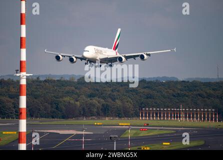 Aéroport de Düsseldorf, atterrissage de l'avion, sur la piste principale, Airbus A380-800, A6-EOM Banque D'Images