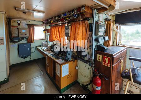 Passerelle de navigation et dispositif de commande sur un vieux navire abandonné. Banque D'Images