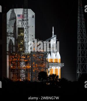 La fusée Heavy Delta IV de la United Launch Alliance avec le vaisseau spatial Orion de la NASA monté au sommet pour exploration Flight Test-1 (EFT-1) est vue tôt le vendredi 5 décembre 2014, au complexe de lancement spatial 37 de la Station aérienne de Cape Canaveral, en Floride. Partie du transfert d'images par lots à partir de Flickr. Banque D'Images