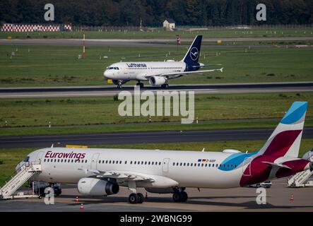 Aéroport de Düsseldorf, Lufthansa Airbus A319-100, au décollage, Eurowings Airbus en position parking Banque D'Images