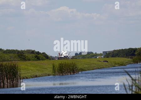 La navette spatiale Atlantis a déménagé de Shuttle Landing Facility à Orbiter Processing Facility-1 au Kennedy Space Center après avoir terminé la mission STS-132 de 12 jours, de 4,8 millions de miles à la Station spatiale internationale. L'équipage de six membres a livré le Mini Research module-1 construit en Russie. Le STS-132 était le dernier vol prévu d'Atlantis. Banque D'Images