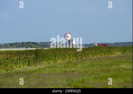 La navette spatiale Atlantis atterrit sur la piste 33 au Kennedy Space Center, accueillie par les services d'urgence incendie de la NASA après avoir terminé sa mission STS-132 de 12 jours à destination de la Station spatiale internationale. L'équipage de six membres a livré le Mini Research module-1 construit en Russie. Le STS-132 est le dernier vol planifié d’Atlantis, la 34e mission de navette vers la gare et la 132e mission de navette au total. Banque D'Images