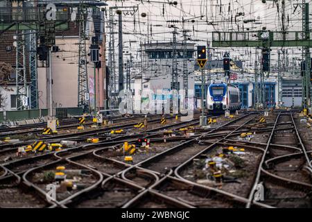 Kölner Hauptbahnhof, Gleise an der Westseite, Oberleitungen, signalisation, Weichen, Schienenstränge, Köln, NRW, Deutschland, HBF Köln *** Gare principale de Cologne, voies sur le côté ouest, lignes aériennes, signaux, points, lignes ferroviaires, Cologne, NRW, Allemagne, gare centrale de Cologne Banque D'Images