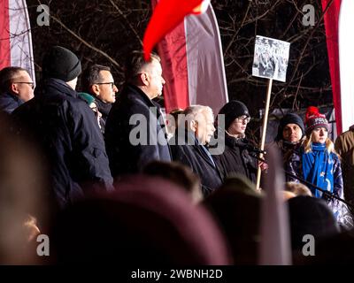 Varsovie, Pologne, 11 janvier 2024. Jaroslaw Kaczynski (au milieu), un leader du parti politique droit et Justice (Prawo i Sprawiedliwość - pis) s'adresse à la foule devant le bâtiment du Parlement polonais lors d'une manifestation contre les changements dans les médias publics en Pologne et dans la protection de la démocratie - disent les politiciens pis. Le parti droit et Justice a régné en Pologne pendant 8 ans jusqu'à ce qu'ils perdent les dernières élections en octobre 2023. Le parti devient maintenant une force d'opposition de droite contre une coalition dirigeante plus centriste et libérale, dont la principale force politique est la Coalition civique dirigée par Donald Tusk, ancien P. Banque D'Images