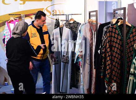 Damas, Syrie. 11 janvier 2024. Les gens assistent à la Syrian Fashion expo à Damas, en Syrie, le 11 janvier 2024. Le salon de la mode syrienne, Motex Khan Al-Hareer, un salon du textile, de l’habillement et des outils de production, a débuté jeudi. Crédit : Ammar Safarjalani/Xinhua/Alamy Live News Banque D'Images