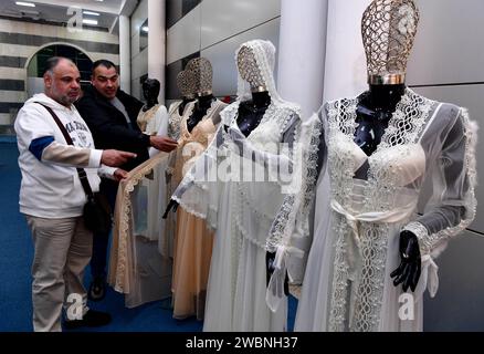 Damas, Syrie. 11 janvier 2024. Les gens assistent à la Syrian Fashion expo à Damas, en Syrie, le 11 janvier 2024. Le salon de la mode syrienne, Motex Khan Al-Hareer, un salon du textile, de l’habillement et des outils de production, a débuté jeudi. Crédit : Ammar Safarjalani/Xinhua/Alamy Live News Banque D'Images