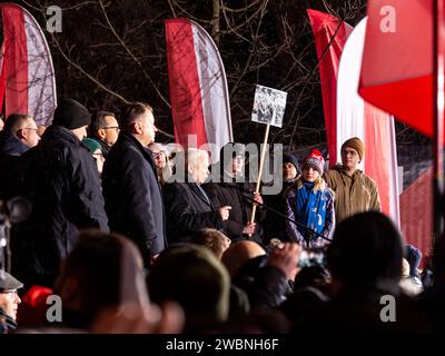 Varsovie, Pologne, 11 janvier 2024. Jaroslaw Kaczynski (au milieu), un leader du parti politique droit et Justice (Prawo i Sprawiedliwość - pis) s'adresse à la foule devant le bâtiment du Parlement polonais lors d'une manifestation contre les changements dans les médias publics en Pologne et dans la protection de la démocratie - disent les politiciens pis. Le parti droit et Justice a régné en Pologne pendant 8 ans jusqu'à ce qu'ils perdent les dernières élections en octobre 2023. Le parti devient maintenant une force d'opposition de droite contre une coalition dirigeante plus centriste et libérale, dont la principale force politique est la Coalition civique dirigée par Donald Tusk, ancien P. Banque D'Images