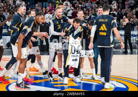 Madrid, Madrid, Espagne. 11 janvier 2024. Sergio Llull du Real Madrid a vu recevoir vu un maillot commémoratif des 1047 matches et célébrer avec toute l'équipe avant le match de basket Euroleague entre le Real Madrid et Valence au Wizink Center à Madrid, en Espagne. (Image de crédit : © Alberto Gardin/ZUMA Press Wire) USAGE ÉDITORIAL SEULEMENT! Non destiné à UN USAGE commercial ! Banque D'Images