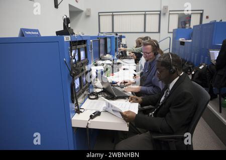 CAP CANAVERAL, Floride. – Au centre d'opérations de vol spatial Atlas V de la station aérienne de Cape Canaveral, la NASA et les gestionnaires et ingénieurs des sous-traitants surveillent l'avancement du compte à rebours pour le lancement du satellite de suivi et de relais de données de l'agence, ou TDRS-L, vaisseau spatial au sommet d'une fusée Atlas V de l'Alliance de lancement unie. Le satellite TDRS-L est le deuxième de trois nouveaux satellites conçus pour assurer une continuité opérationnelle vitale pour la NASA en prolongeant la durée de vie de la flotte du système de suivi et de relais de données par satellite TDRSS, qui comprend huit satellites en orbite géosynchrone. Le vaisseau spatial fournit des tracki Banque D'Images