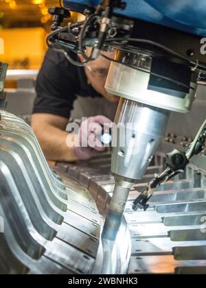 La cloison arrière Artemis I Orion est soudée au canon du récipient sous pression Orion à l'usine de montage Michoud à la Nouvelle-Orléans, Louisiane, le 12 octobre 2015. Partie du transfert d'images par lots à partir de Flickr. Banque D'Images