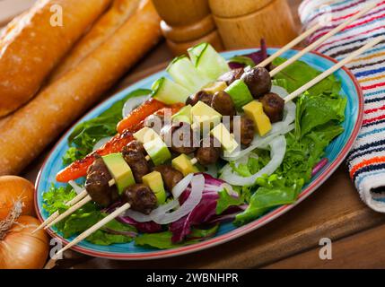 Brochettes de cœurs de poulet avec avocat Banque D'Images