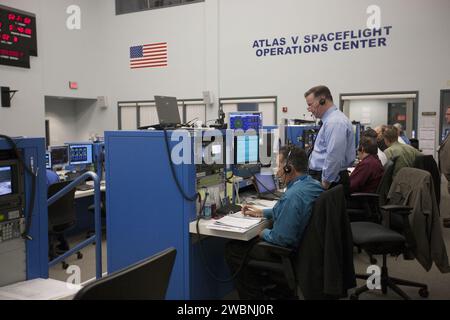 CAP CANAVERAL, Floride. – Au centre d'opérations de vol spatial Atlas V de la station aérienne de Cape Canaveral, la NASA et les gestionnaires et ingénieurs des sous-traitants surveillent l'avancement du compte à rebours pour le lancement du satellite de suivi et de relais de données de l'agence, ou TDRS-L, vaisseau spatial au sommet d'une fusée Atlas V de l'Alliance de lancement unie. Le satellite TDRS-L est le deuxième de trois nouveaux satellites conçus pour assurer une continuité opérationnelle vitale pour la NASA en prolongeant la durée de vie de la flotte du système de suivi et de relais de données par satellite TDRSS, qui comprend huit satellites en orbite géosynchrone. Le vaisseau spatial fournit des tracki Banque D'Images