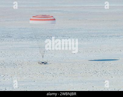 Le vaisseau Soyuz MS-13 est considéré comme étant atterri dans une zone éloignée près de la ville de Zhezkazgan, Kazakhstan avec 61 membres de l'équipage de l'expédition Christina Koch de la NASA, Alexander Skvortsov de l'agence spatiale russe Roscosmos, et Luca Parmitano de l'ESA (Agence spatiale européenne) jeudi 6 février 2020. Koch est rentré sur Terre après avoir fait 328 jours dans l'espace --- le plus long vol spatial de l'histoire par une femme --- comme membre des expéditions 59-60-61 sur la Station spatiale internationale. Skvortsov et Parmitano sont retournés après 201 jours dans l'espace où ils ont servi comme membres d'équipage de l'expédition 60-61 à bord de la statio Banque D'Images