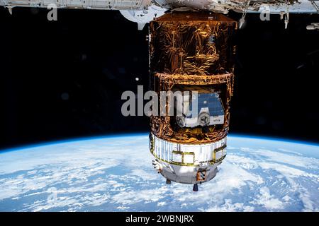 Iss063e024519 (4 juin 2020) --- le navire de ravitaillement du Japon, le véhicule de transfert H-II-9 (HTV-9), est attaché au module Harmony de la Station spatiale internationale. Arrimée à l'intérieur du cargo spatial japonais se trouve la palette de fret HTV-8 qui a été amenée à la station lors d'une précédente mission de réapprovisionnement. La palette contient de vieilles batteries nickel-hydrogène à éliminer qui ont été déconnectées de la station lors d'une série de sorties dans l'espace à la fin de 2019. Banque D'Images