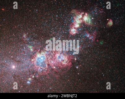 La galaxie naine NGC 4214 est en feu avec de jeunes étoiles et des nuages de gaz. Située à environ 10 millions d'années-lumière dans la constellation des cannes Venatici (les chiens de chasse), la proximité de la galaxie, combinée à la grande variété d'étapes évolutives parmi les étoiles, en font un laboratoire idéal pour rechercher les déclencheurs de la formation et de l'évolution des étoiles. Banque D'Images